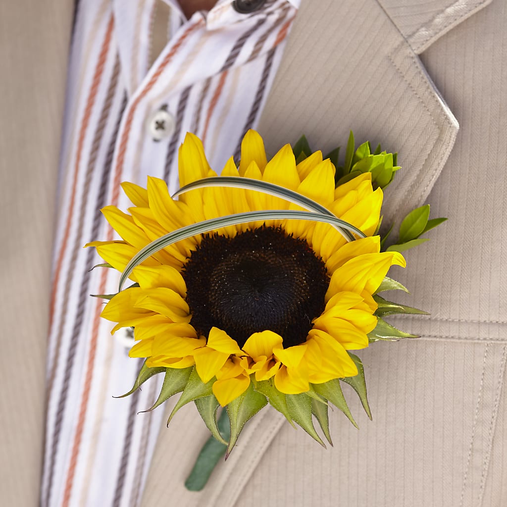 Free Spirit Boutonniere – All About Flowers, Bellingham WA
